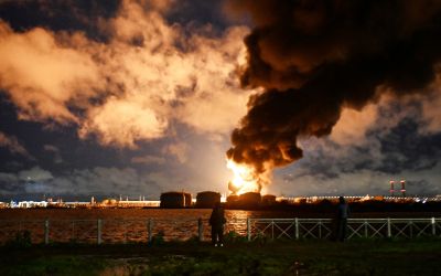 Russie: un mort, deux sites pétroliers incendiés après une attaque «massive» de drones