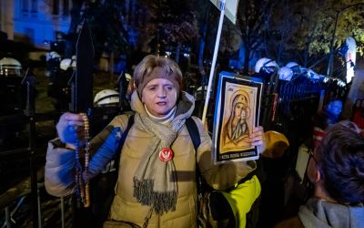 Pologne: la police bloque l'accès au Tribunal constitutionnel, au cœur d'une crise politique