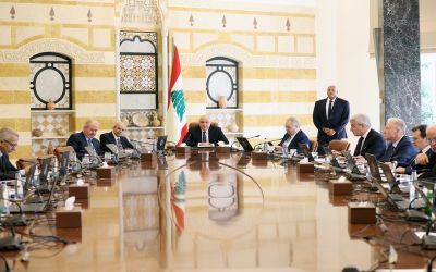Aoun appelle à préserver la stabilité, Salam réaffirme le monopole de l’État sur les armes