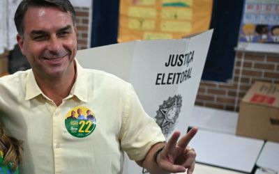 Flavio Bolsonaro crée la surprise en devançant Lula, le Brésil ira au second tour