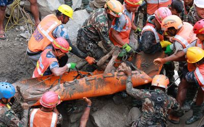 Crue au Népal: deux ouvriers «miraculés» sortis vivants d'un tunnel