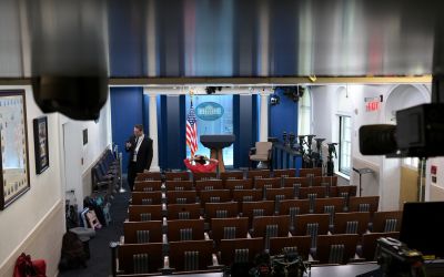 Les médias CNN, MS NOW et Politico poursuivent l'administration Trump après leur exclusion de la Maison Blanche
