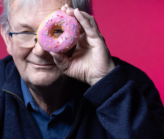 Disparition du photographe Martin Parr, observateur ironique de la vie britannique