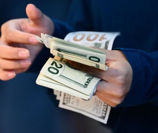 Le dollar s'affaiblit, les marchés parient sur une désescalade au Moyen-Orient