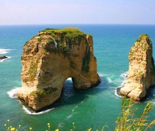 Le projet de projection de portraits de Nasrallah et Safieddine sur le rocher de Raouché vivement critiqué