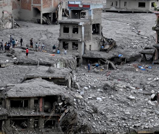 Crue dans l'Himalaya: le bilan total dépasse 1.000 morts 