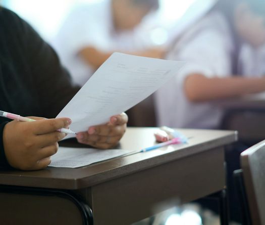 Parents et autorités éducatives: des visions divergentes sur les examens
