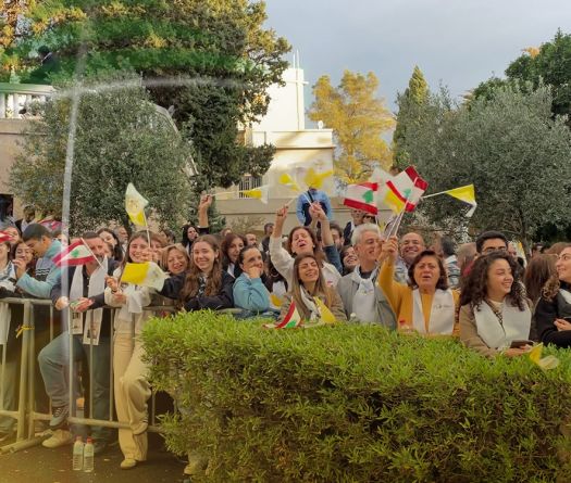 Jal El Dib en attente : le Pape Léon XIV arrive à l’Hôpital de la Croix