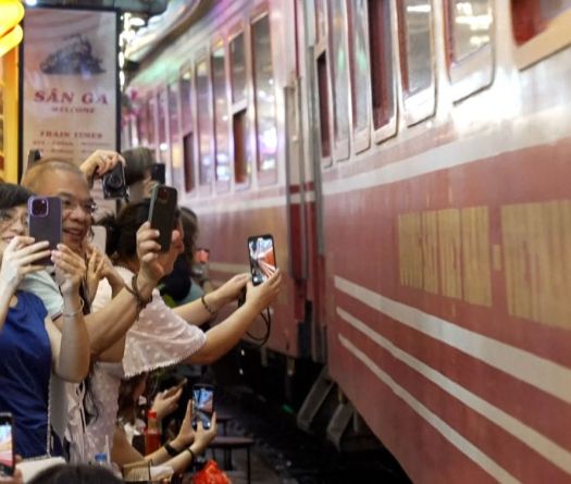Hanoï: la rue du train, sauvée par les touristes 