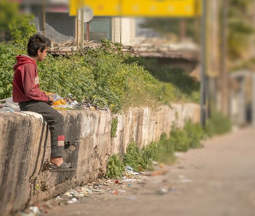 Sur le trottoir de l’oubli, des enfants forcés à survivre