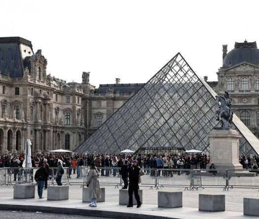Réouverture du Louvre après un vol historique