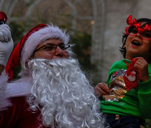Les célébrations de Noël illuminent le monde