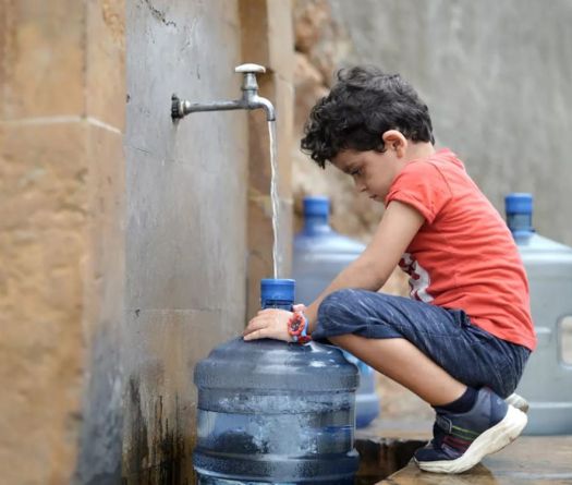 Bombes et eau potable: le Liban peut-il boire sans risque?