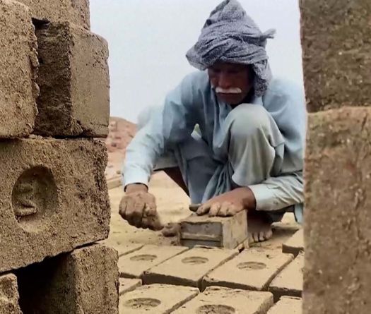 Les briquetiers du Pakistan entre deux feux