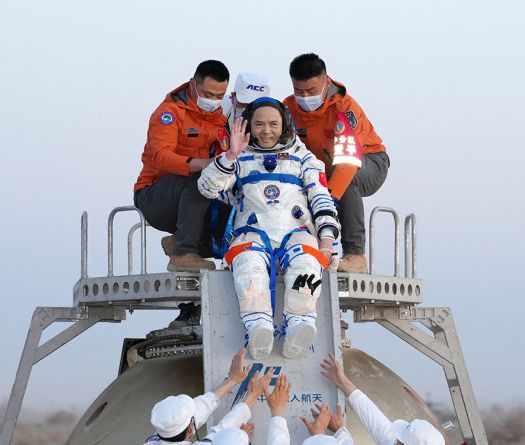 Les astronautes de Shenzhou-21 rentrent sur Terre après une mission spatiale prolongée