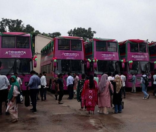 À Dacca, des bus roses réservés aux femmes