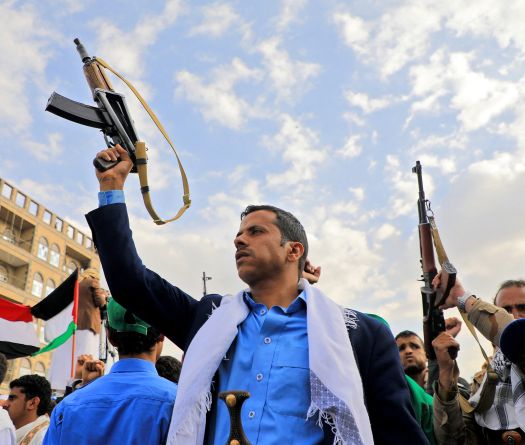 Les Houthis menacent les navires US en mer Rouge en cas de frappe contre l’Iran