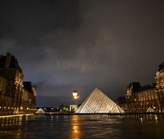 Casse du Louvre: deux mises en examen attendues, les bijoux toujours dans la nature