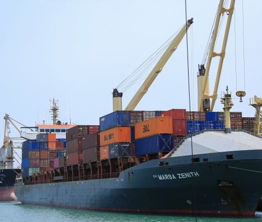 Yémen: le cargo attaqué lundi en mer Rouge «toujours encerclé» par des assaillants (agence maritime)