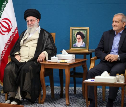 Pezeshkian prévient qu'une attaque contre Khamenei serait une déclaration de guerre