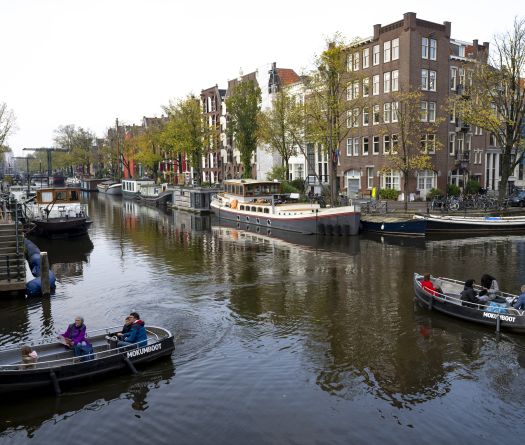 Les panneaux solaires s'invitent dans le paysage typique d'Amsterdam