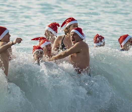 L'Esprit de Noël sur la Côte d'Azur: le Père Noël plonge pour le bain traditionnel à Nice