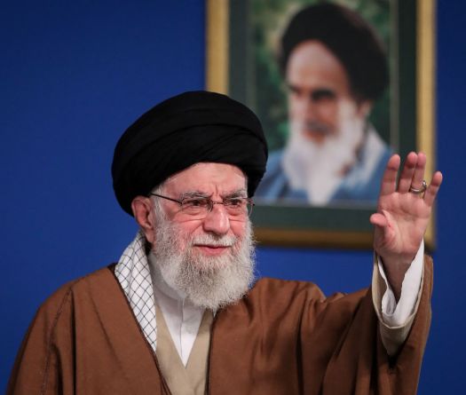 Khamenei affirme que l'Iran ne se rendra jamais, menace les États-Unis