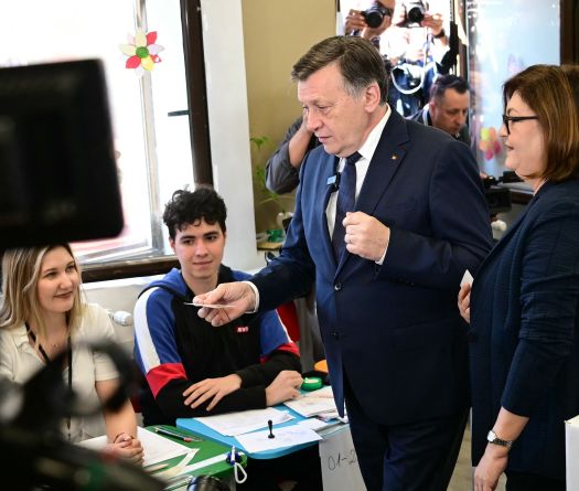La Roumanie retourne aux urnes, l'extrême droite en tête des sondages