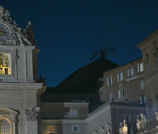 Fumée noire au Vatican, pas de pape après le premier jour du conclave