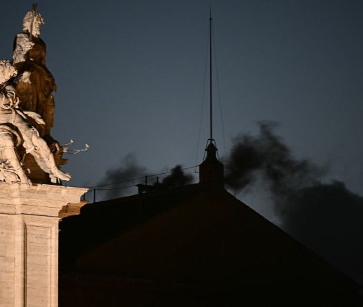 Deuxième jour de conclave au Vatican : l'attente d'une fumée blanche