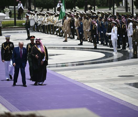 Avions de combat et chandeliers géants, un accueil sur-mesure pour Trump à Riyad