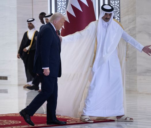 Trump arrive au Qatar après un changement de cap majeur sur la Syrie