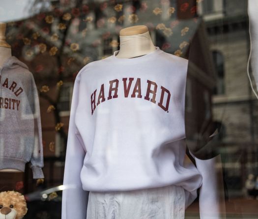Trump défend sa décision d'empêcher Harvard d'accueillir des étudiants étrangers