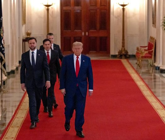 Marteau de minuit: Washington frappe l'Iran fort, mais tend la main
