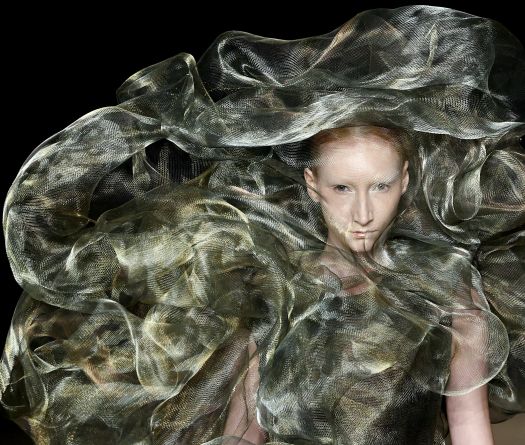 Haute couture à Paris: Schiaparelli et Iris van Herpen dessinent futur, océan, et chaises musicales