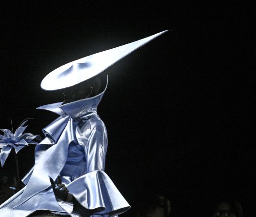 Haute couture: Robert Wun signe une introspection théâtrale des rituels de l'habillage