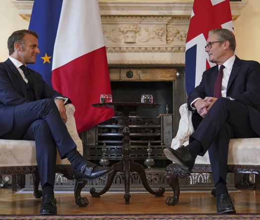 Entre Londres et Paris, l'immigration s'impose au sommet