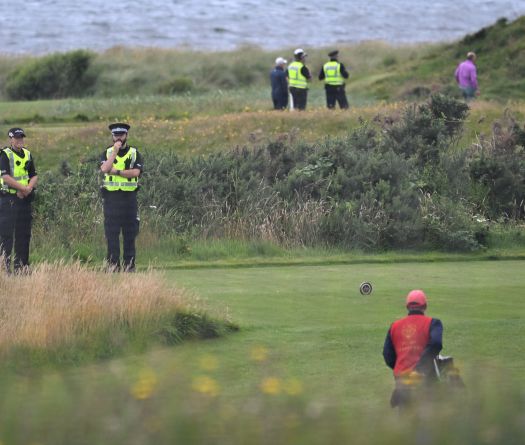Trump arrive en Écosse pour un week-end entre diplomatie et golf, sous haute surveillance