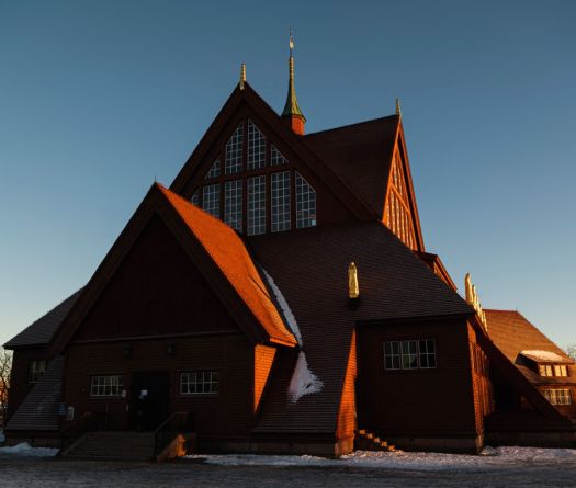 En Suède, l’église centenaire rouge de Kiruna déménage sur des roulettes