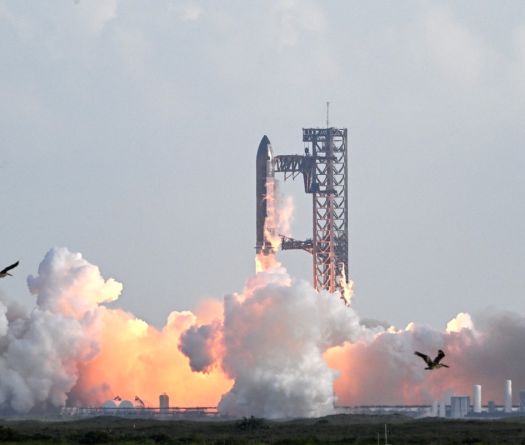 Après une série noire d'explosions, la mégafusée Starship d'Elon Musk signe un retour réussi