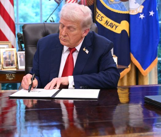 Ce qu’il faut savoir sur la taxe de 100% de Trump sur les médicaments importés