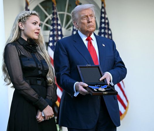 Trump décore à titre posthume son allié assassiné Charlie Kirk