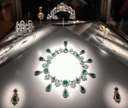 Vol des bijoux du Louvre: la traque est lancée, la sécurité des musées en débat