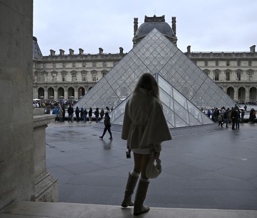 Deux suspects arrêtés après le vol de bijoux au Louvre