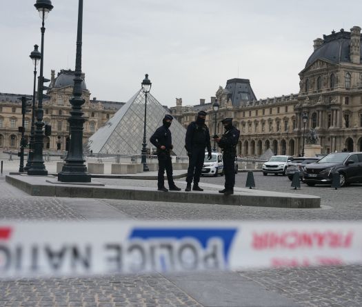Casse du Louvre: deux mises en examen samedi, trois personnes remises en liberté