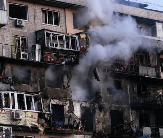 Ukraine: quatre morts dans une attaque russe d'ampleur, notamment sur Kiev, dit Zelensky