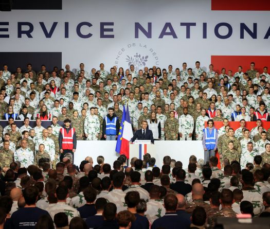 Face à la menace russe, le service militaire en Europe