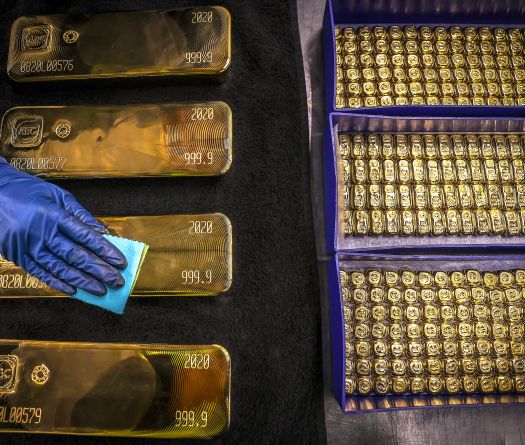 L'argent et l'or retombent dans un marché prudent après des records