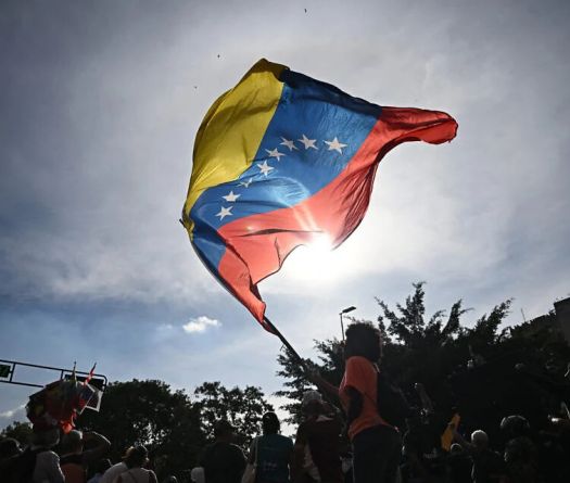 Intérim, continuité chaviste et bâton de Trump: qui dirige le Venezuela? 