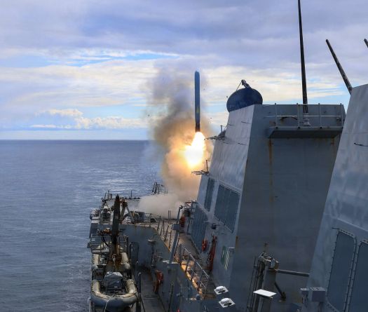 La marine américaine tire sur un cargo iranien dans le golfe d'Oman et en a pris le contrôle